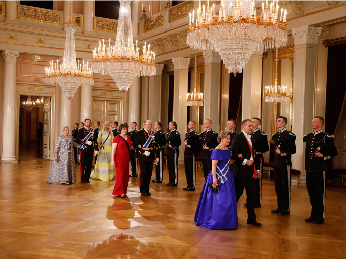 President Guðni Jóhannesson og Dronning Sonja ankommer gallamiddagen, fulgt av Kong Harald og fru Eliza Reid, Kronprinsparet og Prinsesse Astrid, fru Ferner. Foto: Jon Eeg, NTB scanpix